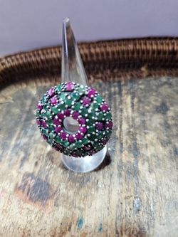 Anillo de plata con minerales