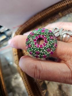 Anillo de plata con minerales