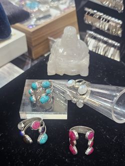 Anillo plata con mineral.