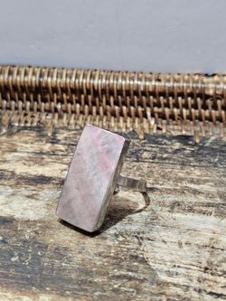 Anillos de plata con mineral . Anillo abierto de ovolon rectangular