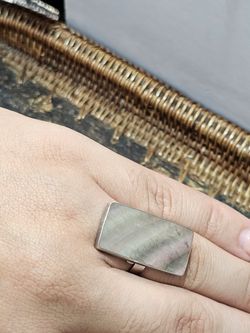 Anillos de plata con mineral . Anillo abierto de ovolon rectangular