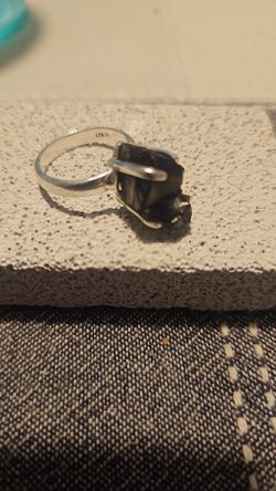 Anillos de plata con mineral . Anillo con shunguita