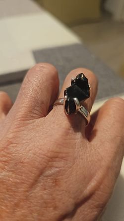 Anillos de plata con mineral . Anillo con shunguita