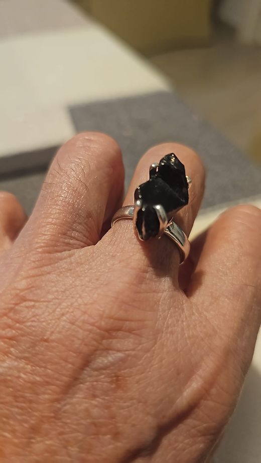 Anillos de plata con mineral . Anillo con shunguita