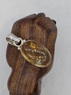 Colgante de plata con mineral. Citrino ovalado
