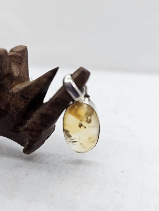Colgante de plata con mineral. Citrino ovalado
