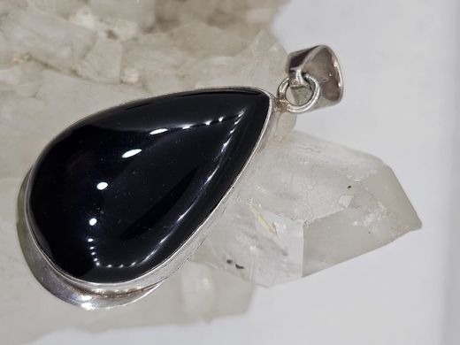 Colgante de plata con mineral. Ónix lágrima