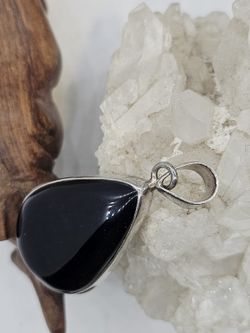 Colgante de plata con mineral. Ónix lágrima