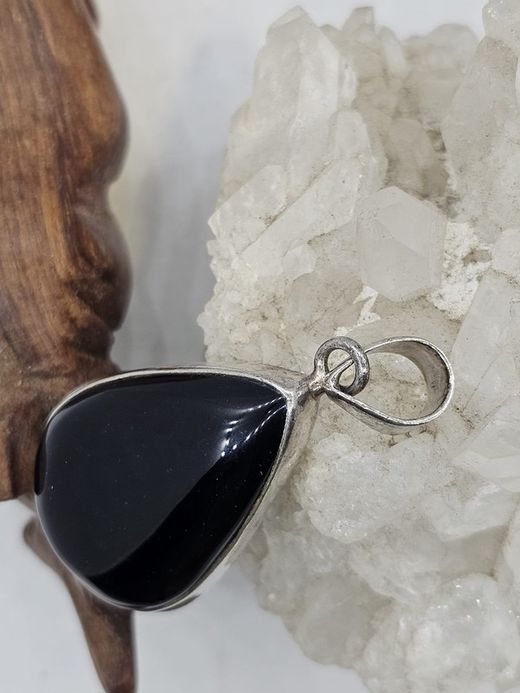 Colgante de plata con mineral. Ónix lágrima