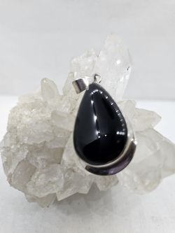 Colgante de plata con mineral. Ónix lágrima