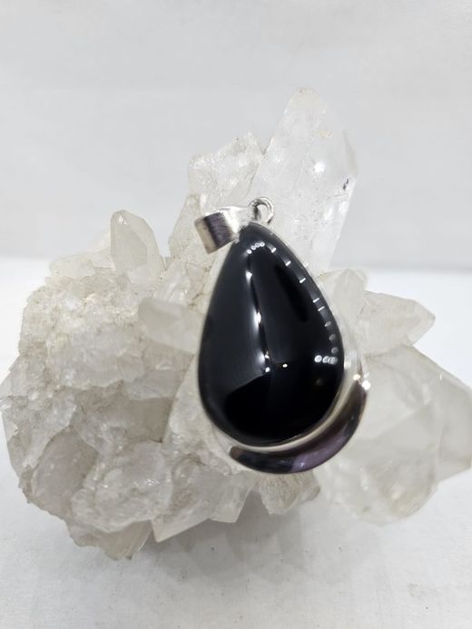 Colgante de plata con mineral. Ónix lágrima