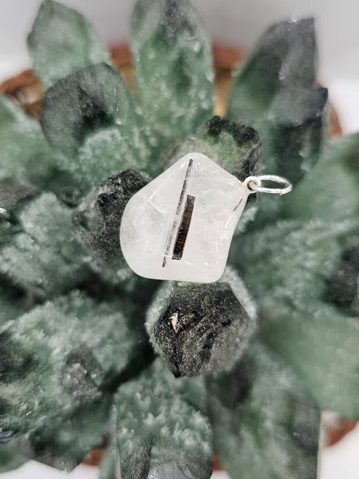 COLGANTE PLATA CON MINERAL Cuarzo Blanco con turmalina