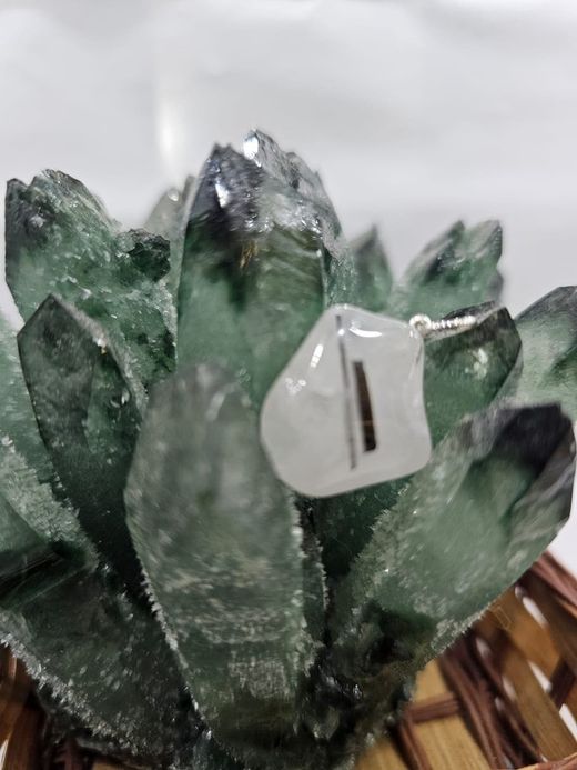 COLGANTE PLATA CON MINERAL Cuarzo Blanco con turmalina