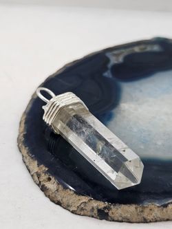 COLGANTE PLATA CON MINERAL Punta cuarzo blanco
