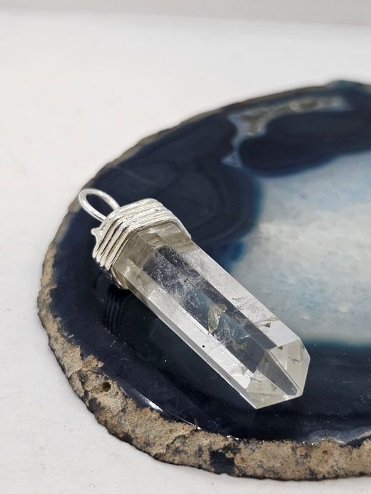 COLGANTE PLATA CON MINERAL Punta cuarzo blanco