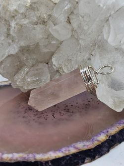 COLGANTE PLATA CON MINERAL  punta de Cuarzo Rosa