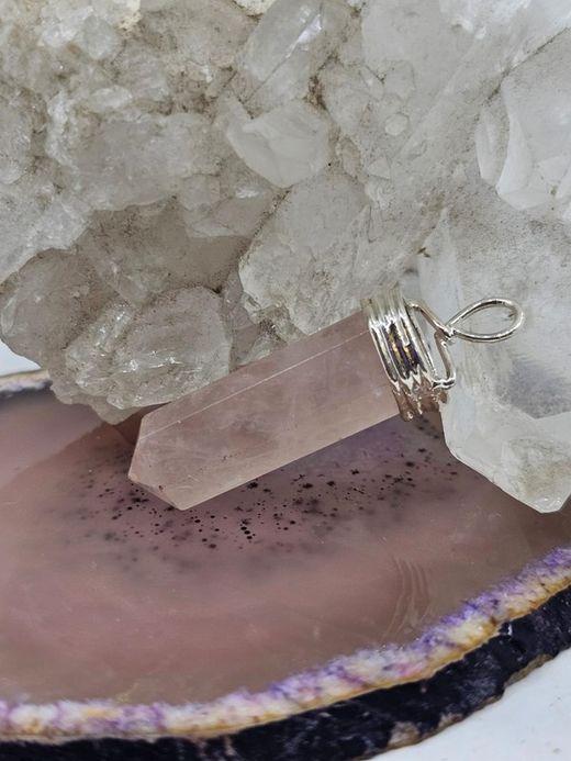 COLGANTE PLATA CON MINERAL  punta de Cuarzo Rosa