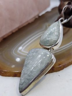 Colgantes de plata con mineral. Agua marina