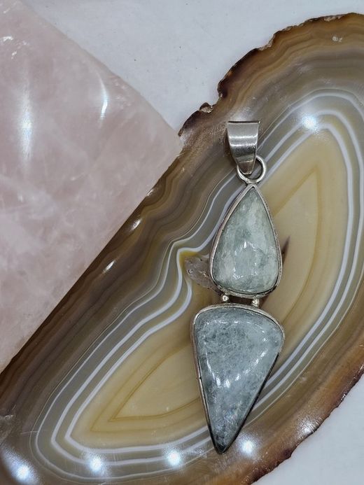 Colgantes de plata con mineral. Agua marina