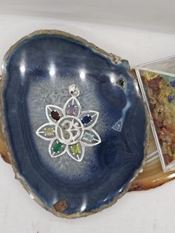 Colgantes de plata con mineral, Colgante flor 7chakras y om