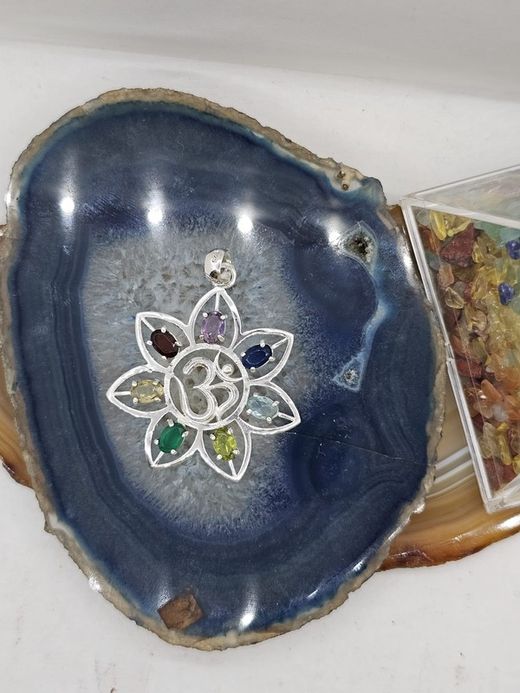 Colgantes de plata con mineral, Colgante flor 7chakras y om