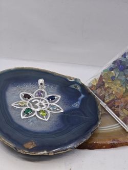 Colgantes de plata con mineral, Colgante flor 7chakras y om