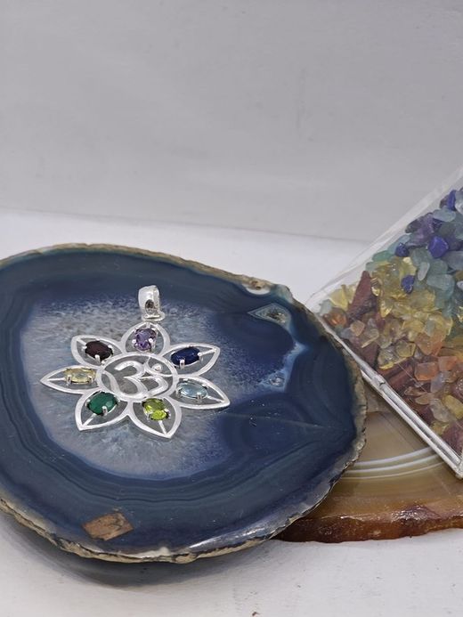 Colgantes de plata con mineral, Colgante flor 7chakras y om