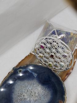 Colgantes de plata con mineral. Colgante redondo flor vida y 7 chakras