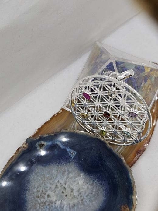 Colgantes de plata con mineral. Colgante redondo flor vida y 7 chakras