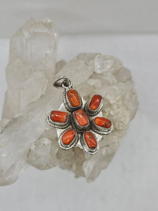 Colgantes de plata con mineral. Coral natural