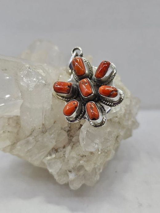 Colgantes de plata con mineral. Coral natural