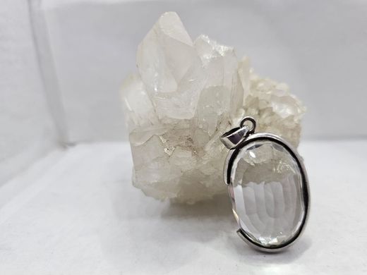 Colgantes de plata con mineral. Cuarzo blanco facetado.