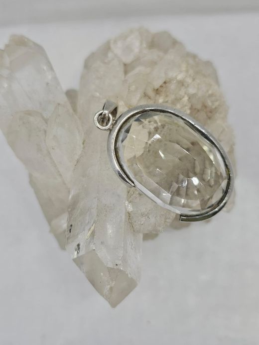 Colgantes de plata con mineral. Cuarzo blanco facetado.