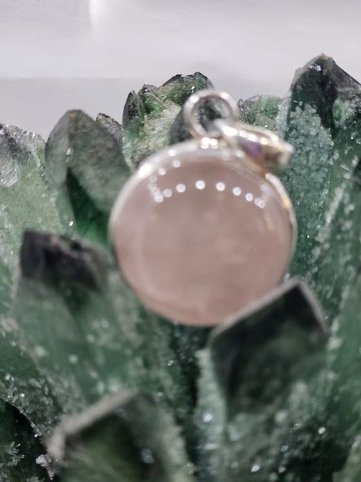 Colgantes de plata con mineral. Cuarzo rosa