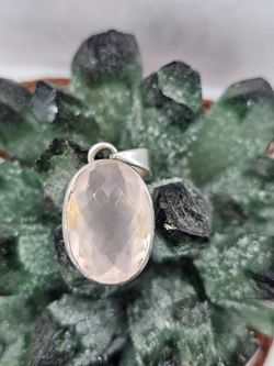Colgantes de plata con mineral. Cuarzo rosa facetado