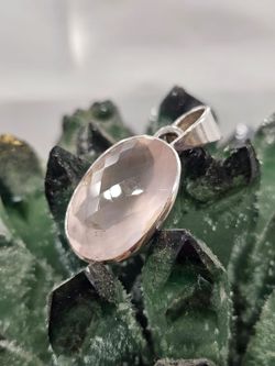 Colgantes de plata con mineral. Cuarzo rosa facetado