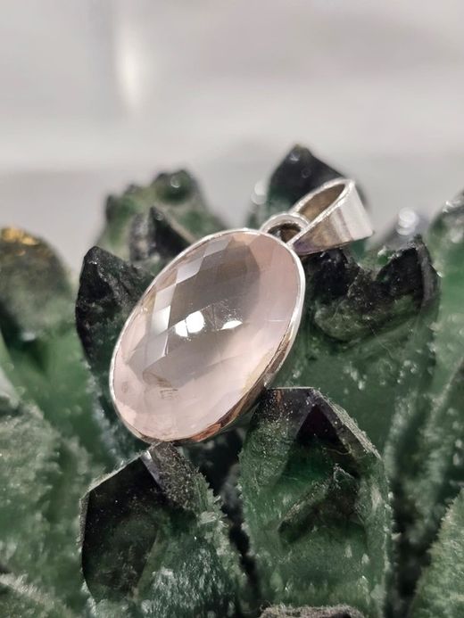 Colgantes de plata con mineral. Cuarzo rosa facetado