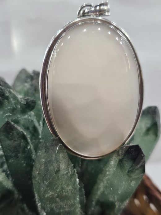 Colgantes de plata con mineral. Cuarzo rosa grande