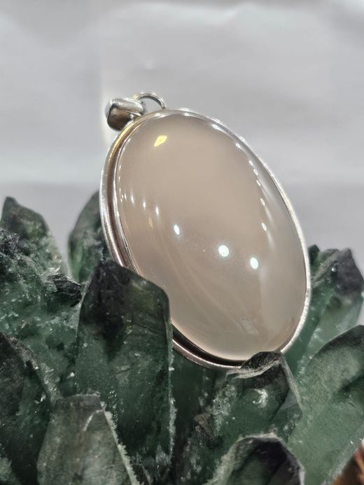Colgantes de plata con mineral. Cuarzo rosa grande