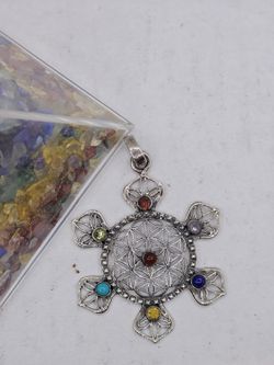 Colgantes de plata con mineral. Flor de la vida con 7 chakras