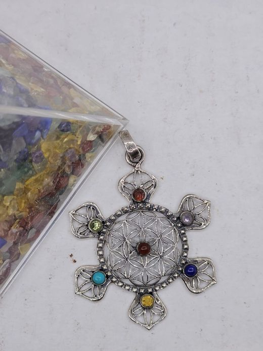 Colgantes de plata con mineral. Flor de la vida con 7 chakras