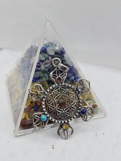 Colgantes de plata con mineral. Flor de la vida con 7 chakras