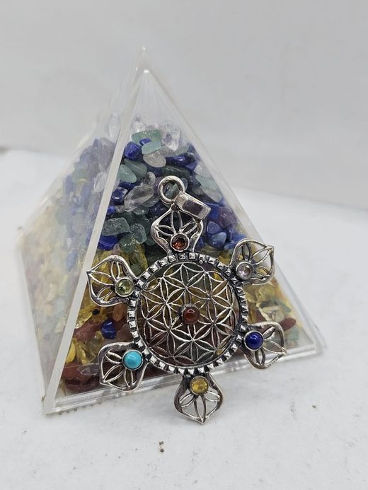 Colgantes de plata con mineral. Flor de la vida con 7 chakras