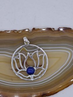 Colgantes de plata con mineral. Flor de loto con lapislázuli.
