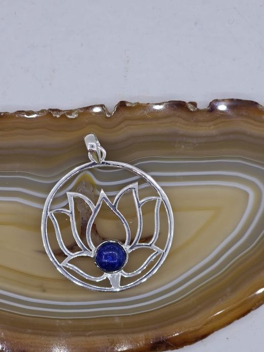 Colgantes de plata con mineral. Flor de loto con lapislázuli.