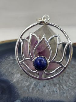 Colgantes de plata con mineral. Flor de loto con lapislázuli.