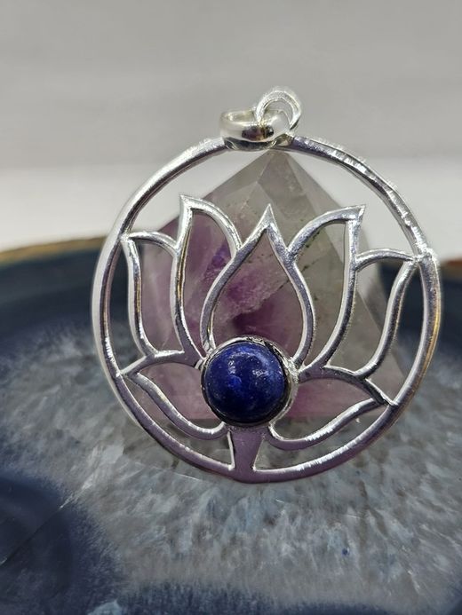Colgantes de plata con mineral. Flor de loto con lapislázuli.