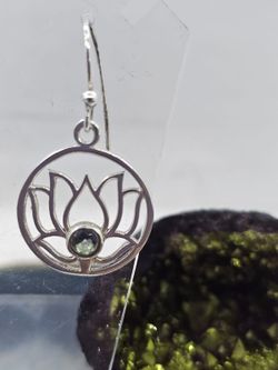 Colgantes de plata con mineral. Flor de loto con lapislázuli.