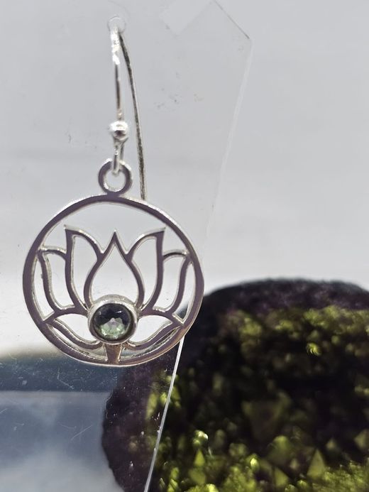 Colgantes de plata con mineral. Flor de loto con lapislázuli.
