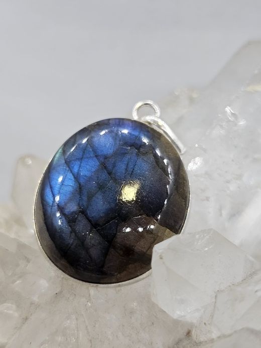 Colgantes de plata con mineral. Labradorita